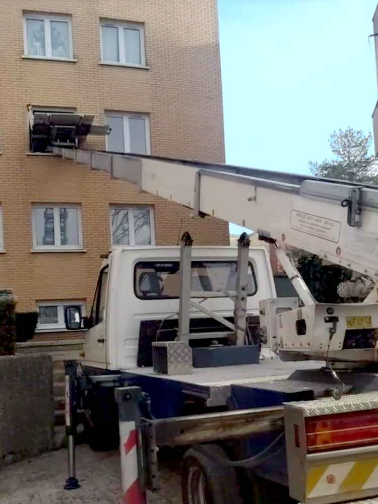 Monte meuble avec un technicien spécialisé