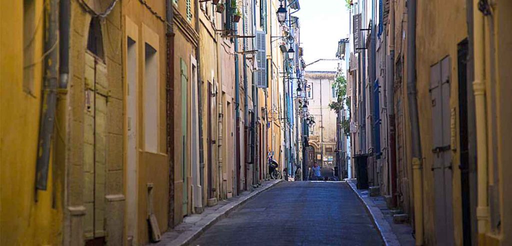 Déménagement compliqué dans une petite ruelle à Marseille