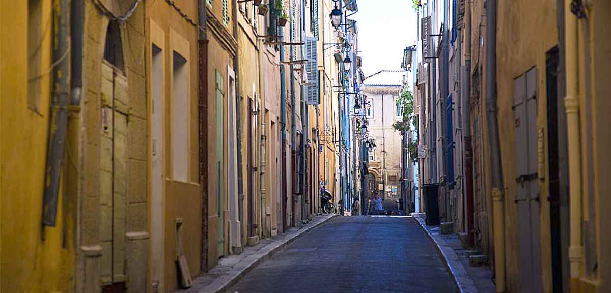 Déménagement compliqué dans une petite ruelle à Marseille