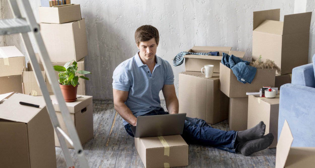 Un homme qui cherche un devis de location de monte meuble sur Marseille